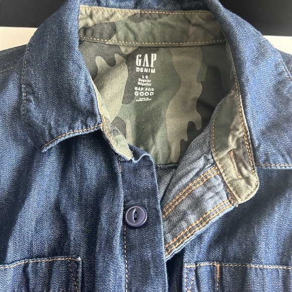 Boys Button down denim shirt with camouflage inside GAP - Picture 2 of 2
